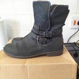 Genuine UGG Simmens Waterproof Black Leather-Suede Boots
Sz 7.5
Worn 2-3 times max
No Scuffs-Scratches
Wool Lining Top & Insole
Comes in original box-packaging
From a smoke/pet free home ✨£60✨

(Bought in larger size due to foot/ankle injury, couldn't zip up properly so didn't get to wear them) More pics available