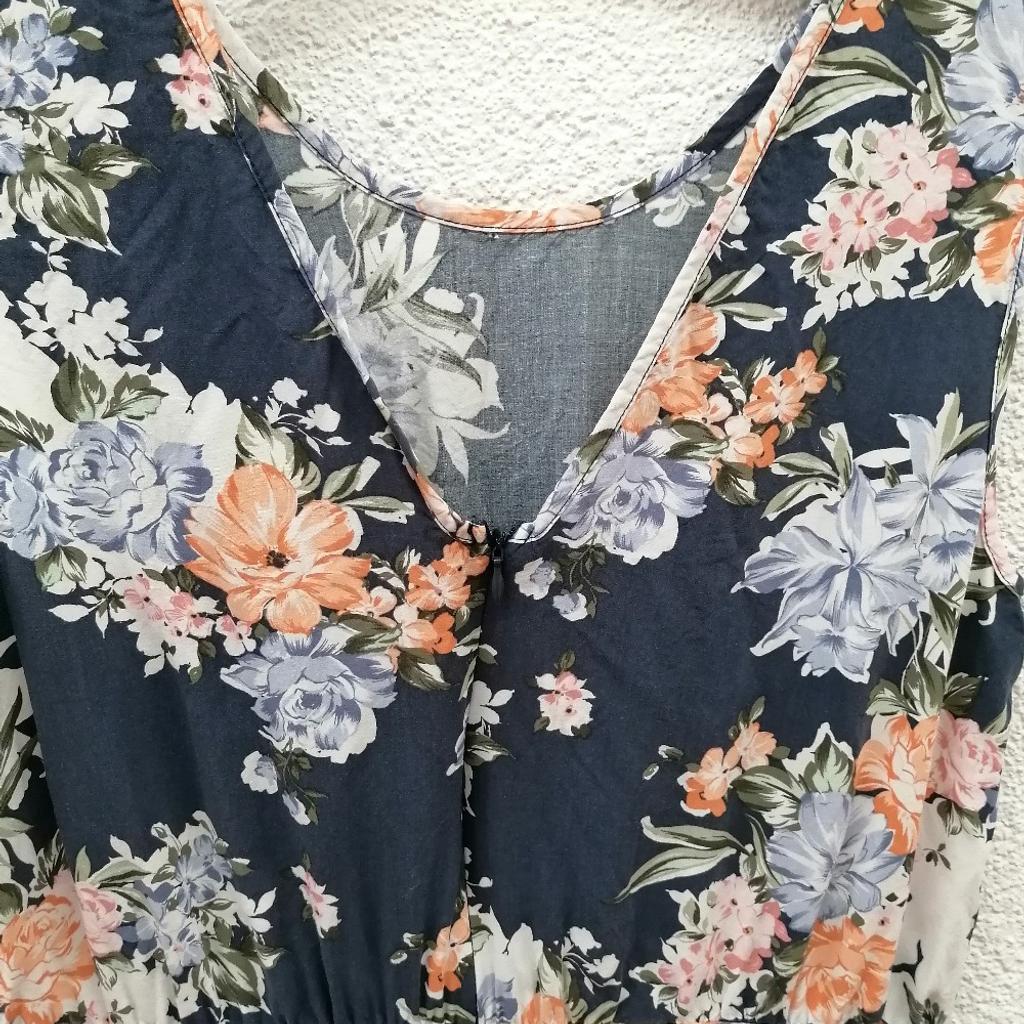 Leichtes Sommerkleid von BROADWAY
Rückenteil mit V - Ausschnitt und Reißverschluss
Material siehe Etikett