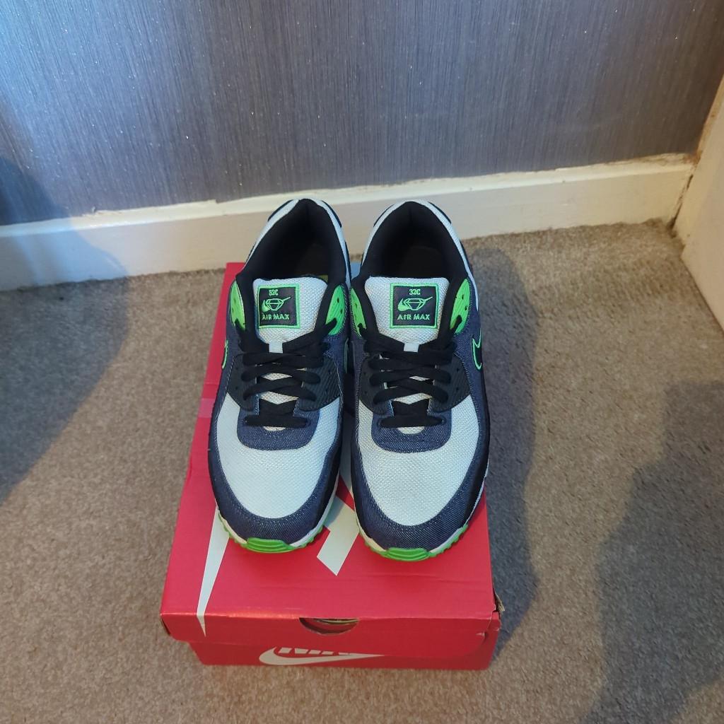 men's air max 90s..
size 8.5
worn once, mine condition.. more than welcome to view before buy