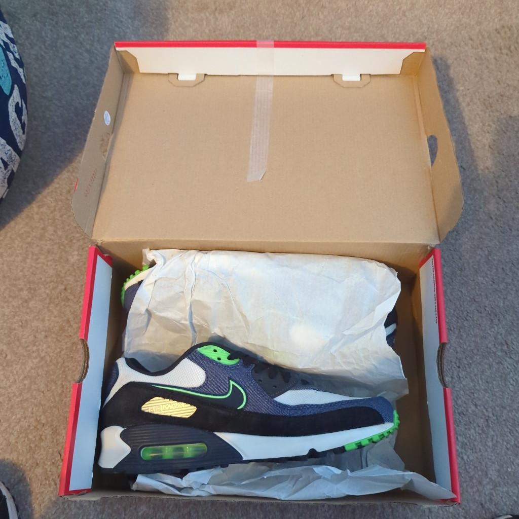 men's air max 90s..
size 8.5
worn once, mine condition.. more than welcome to view before buy