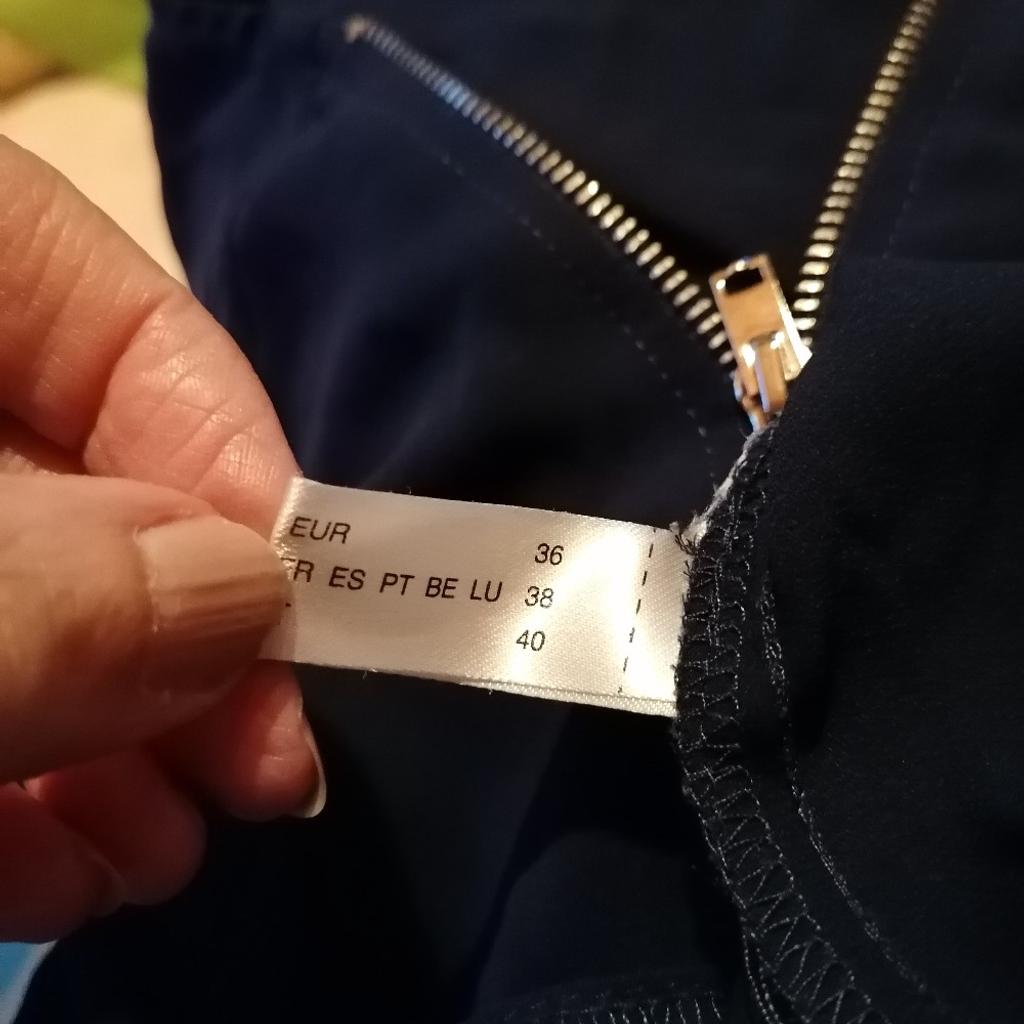Ärmellose Bluse von C&A mit Reißverschluss Saum rund geschnitten
Leider kein Etikett mehr vorhanden
