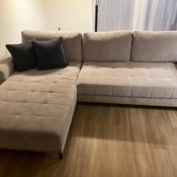 Verkaufe unsere beige Couch, da wir kurzfristig umziehen und die Couch leider zu groß ist.
Die Couch wird inklusive der Polster und einer Schlaffunktion verkauft. (Siehe Bilder)
Weiters verfügt das Sofa auch über eine Staumöglichkeit in Form eines Bettkastens.
Die untere Leiste ist massiv Echtholz.
Die Couch hat keine Gebrauchsspuren, da sie kaum verwendet wurde.
Selbstabholung in Wattens

Länge: 2,72 m
kurze Seite - Breite: 0,88 m
lange Seite - Breite: 1,72 m