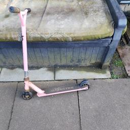 Scooter pink colour second hand good condition a bit of rust.
Le39la Leicester
