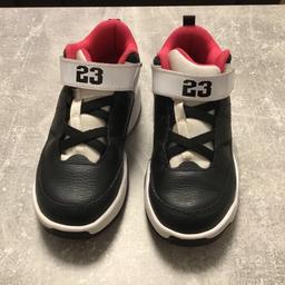 Verkaufe neuwertige Jordan Sneakers für Mädchen Gr 31 für 25 Euro
