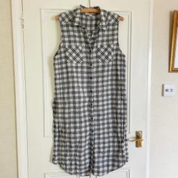 Forever 21 Sleeveless Collared Black & White Checkered Long Loose Shirt With High Side Slits Size S Fits UK Size 8 Pull Over Front Buttons Top & Wide Arm Hole
-/+18” flat lay one side underbust 
-/+41” flat lay top to bottom 

Ask me for buy it now!
Yes to Bundle Buys!

Item is in good condition but may need ironing for creases after storage, measurements please refer to photos. Sold as seen basis! Smoke and Pet free home. 

Clearing family stash, unwanted gifts and from my shopaholic days on Multiple platforms so First Pay First Served Basis! YES to Reasonable Offers! NO reservations/returns/combined shipping/meet-ups/swaps! Using recycled packaging.

Upgrade to pay extra for track and signed postage otherwise it’s sent using Royal Mail 2nd class standard delivery. Not responsible for missing parcel. No refund once item is posted! Proof of postage receipt is available on request.

#shirt #preloved #prelovedfashion  #checkered #datenight