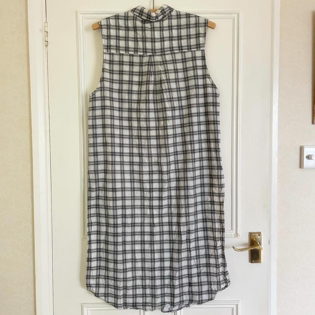 Forever 21 Sleeveless Collared Black & White Checkered Long Loose Shirt With High Side Slits Size S Fits UK Size 8 Pull Over Front Buttons Top & Wide Arm Hole
-/+18” flat lay one side underbust
-/+41” flat lay top to bottom

Ask me for buy it now!
Yes to Bundle Buys!

Item is in good condition but may need ironing for creases after storage, measurements please refer to photos. Sold as seen basis! Smoke and Pet free home.

Clearing family stash, unwanted gifts and from my shopaholic days on Multiple platforms so First Pay First Served Basis! YES to Reasonable Offers! NO reservations/returns/combined shipping/meet-ups/swaps! Using recycled packaging.

Upgrade to pay extra for track and signed postage otherwise it’s sent using Royal Mail 2nd class standard delivery. Not responsible for missing parcel. No refund once item is posted! Proof of postage receipt is available on request.

#shirt #preloved #prelovedfashion #checkered #datenight