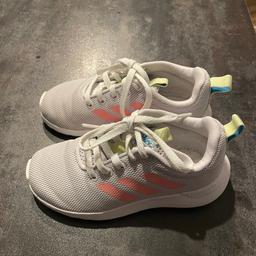 verkaufe Kinderschuhe 
Marke: Adidas 
Farbe weiß, pink, 
Größe: 28
Zustand: sehr gut