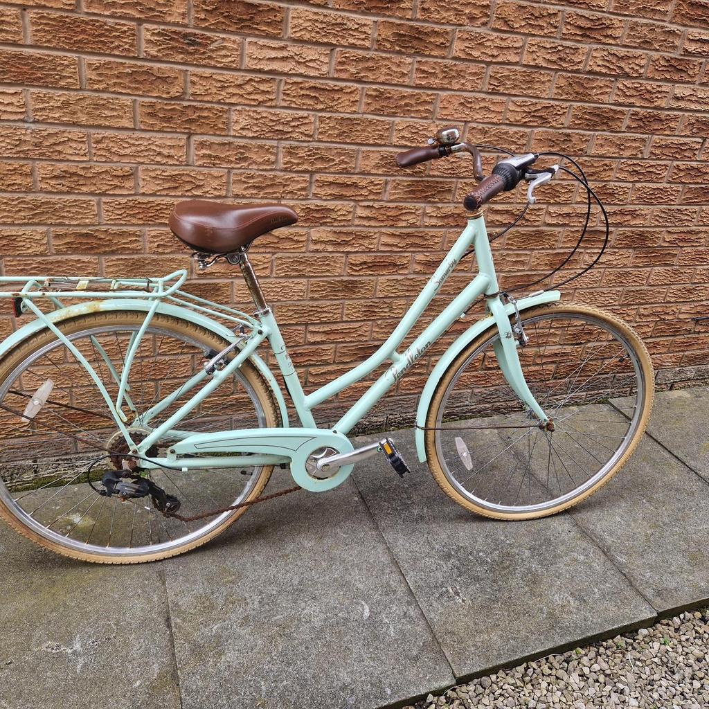 Lovely mint green ladies bike from Pendleton - project.

Was only used 3 or 4 times last year, but then was left out over winter with only a cover, so the rust's got at some bits.

BOUGHT AS SEEN - no offers please.

Definitely needs a new chain, the sprocket probably wants a soak in WD40 or similar, and a small wire brush on it.

Cables seem fine. Unsure about tubes, tyres are perfect.

A bit of TLC, a tube of metal polish, and a few quid and this will be a beautiful bike again.

Poulton. Cash on collection.