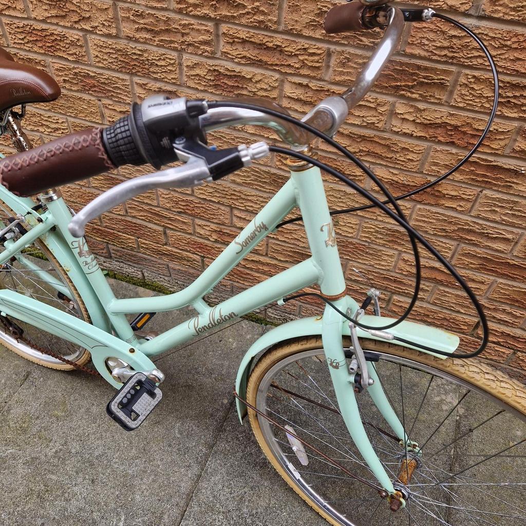 Lovely mint green ladies bike from Pendleton - project.

Was only used 3 or 4 times last year, but then was left out over winter with only a cover, so the rust's got at some bits.

BOUGHT AS SEEN - no offers please.

Definitely needs a new chain, the sprocket probably wants a soak in WD40 or similar, and a small wire brush on it.

Cables seem fine. Unsure about tubes, tyres are perfect.

A bit of TLC, a tube of metal polish, and a few quid and this will be a beautiful bike again.

Poulton. Cash on collection.