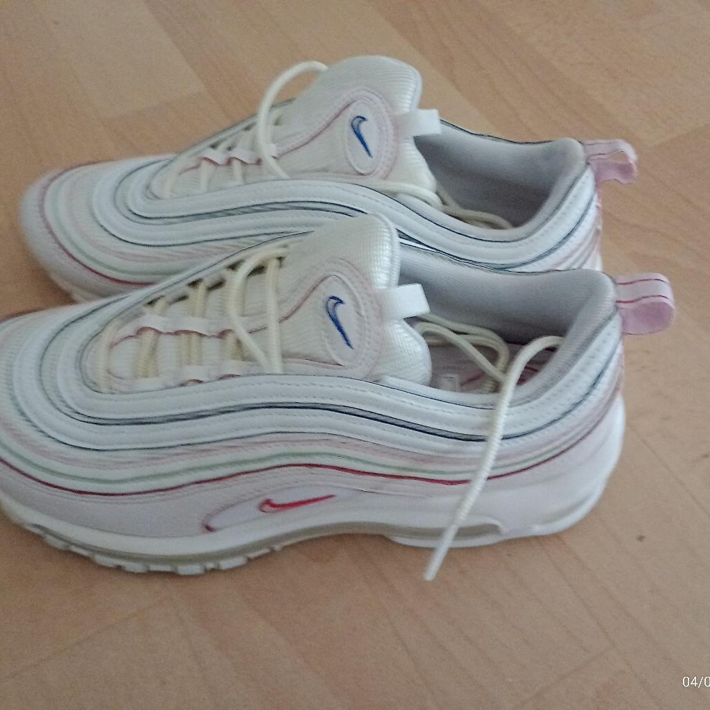 +Kaum benutzt.
+Originale Nike (Damen) Schuhe.
+Farbe:Weiß & Bunt.
+Versand auch möglich,mit Sendungsnummer und
Versichert per DHL (6,99€).
Preis ist VB.