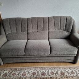 Habe eine ausziehbare Couch zum Verkauf. 
Zustand siehe Bilder. 
210cm lang, 
Sitzhöhe 50cm 
1m Hoch 
90cm Tief

Kann gerne bei Interesse besichtigt werden. 
Nur an Selbstabholer.