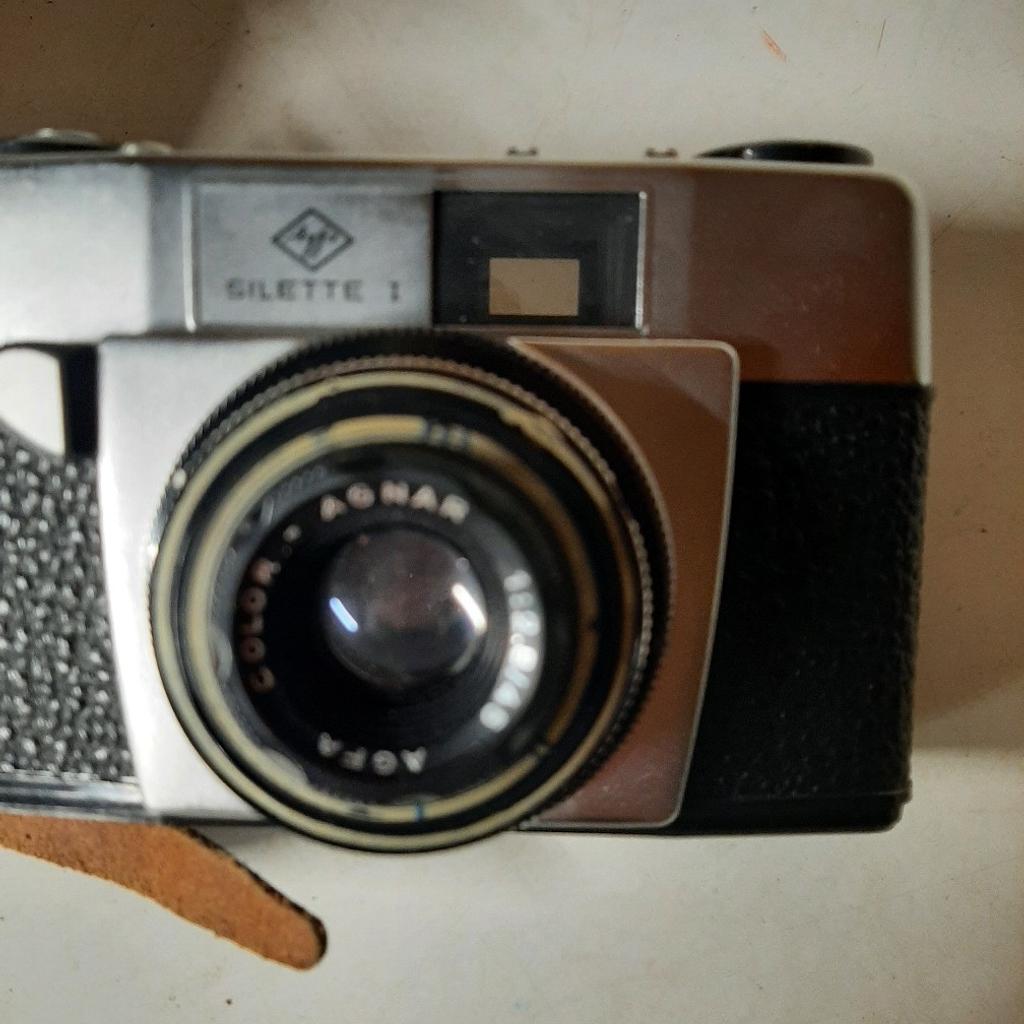 Fotoapparat Agfa Gilette 1 mit Ledertasche gut erhalten Funktion nicht geprüft für Sammler inklusive Versand für 85 Euro.
