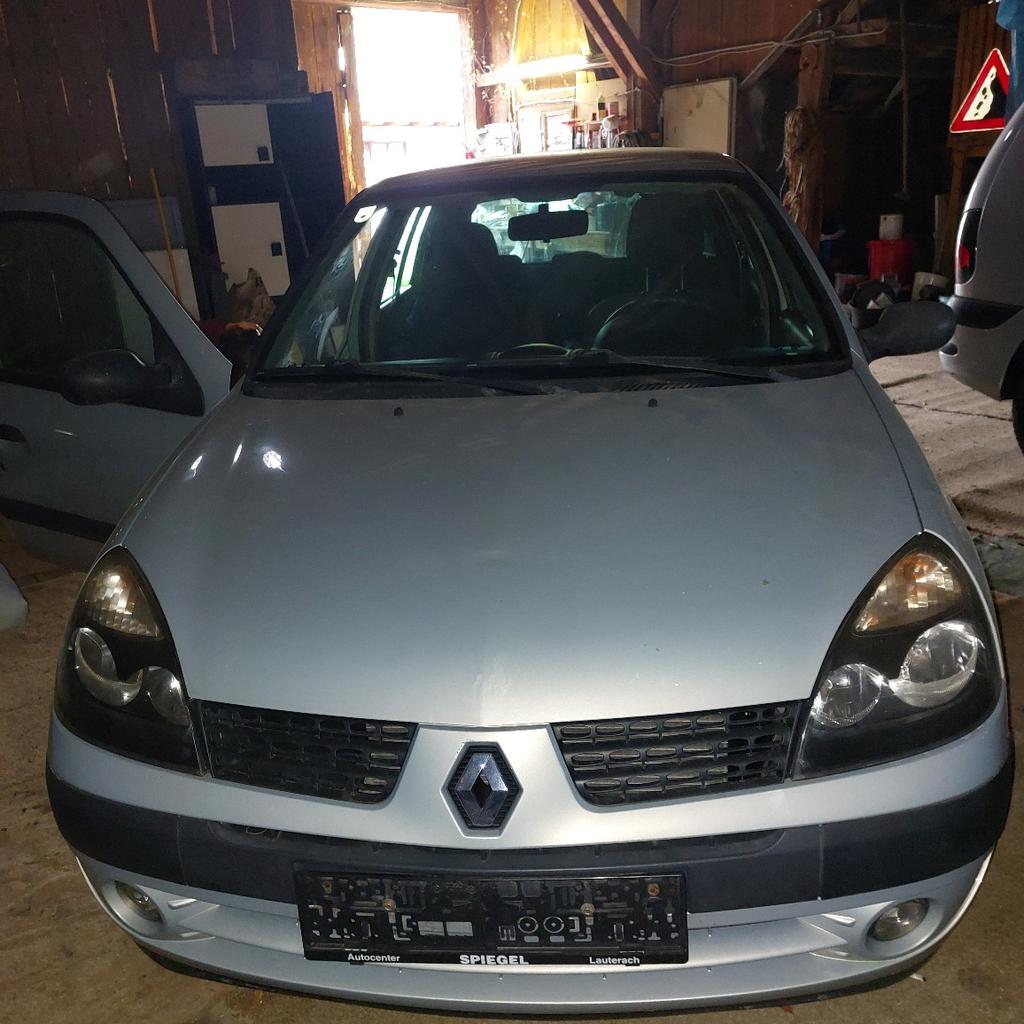 Verkaufe wegen Todesfall Renault Clio .

- 149 000 km
- 8fach Bereift
- Klimaanlage
- Anhängerkupplung
- Vorgeführt bis 05/2024