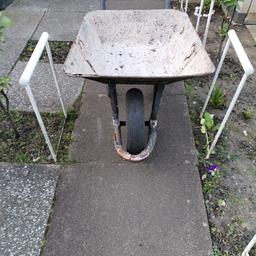 Wheelbarrow for the garden. The port side needs to be welded. And so it's good. 
Le39la Leicester