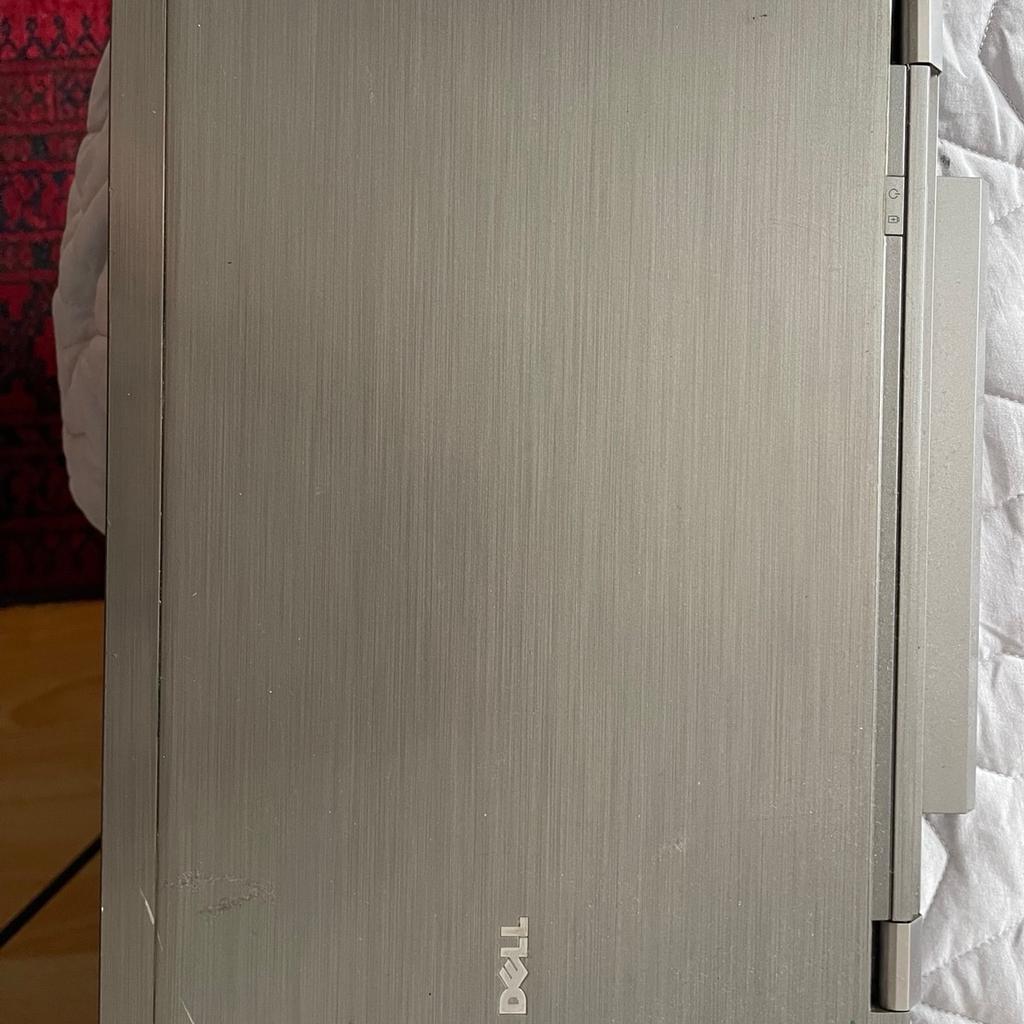 Der dell laptop E6510 hat ein gute Zustand. Das einzige Problem mit meinem Laptop ist, dass er ohne das Ladekabel nicht eingeschaltet werden kann, daher ist er praktisch zu einem Desktop geworden.