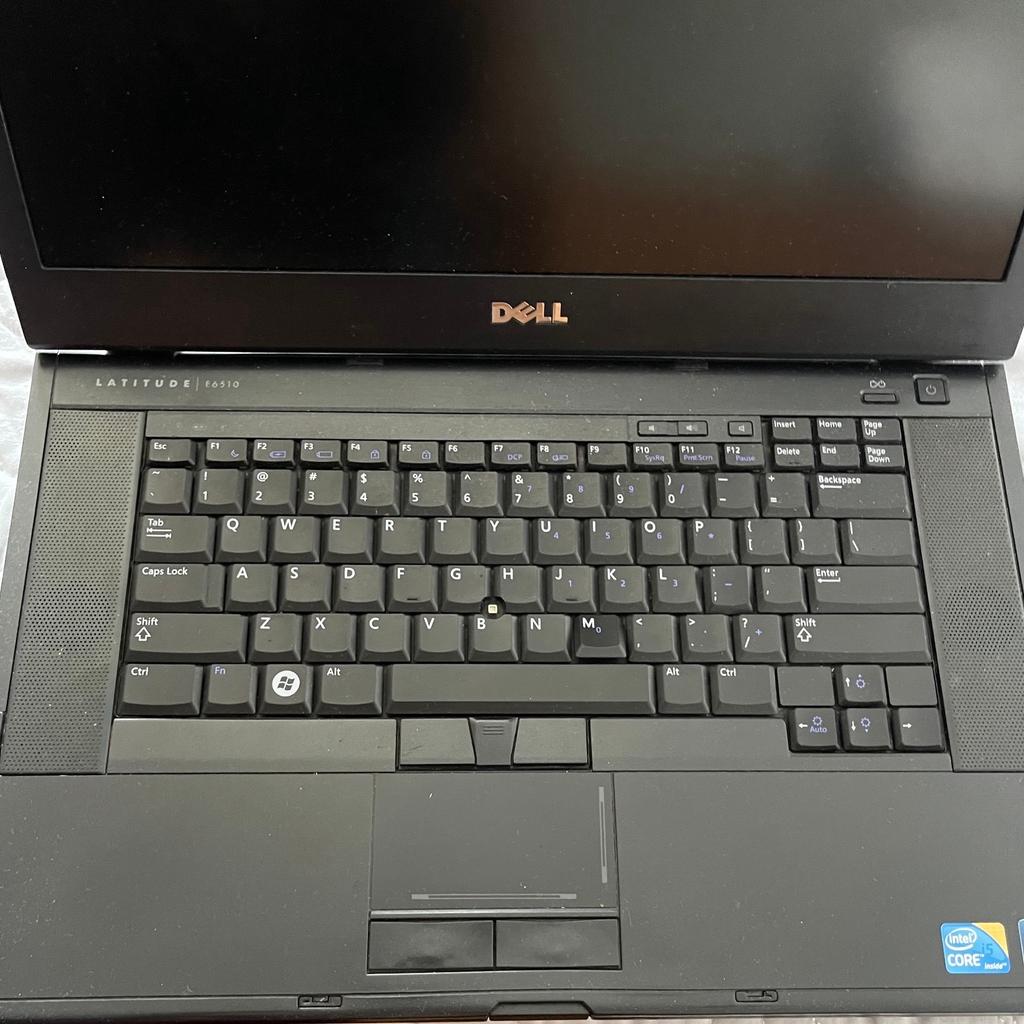 Der dell laptop E6510 hat ein gute Zustand. Das einzige Problem mit meinem Laptop ist, dass er ohne das Ladekabel nicht eingeschaltet werden kann, daher ist er praktisch zu einem Desktop geworden.