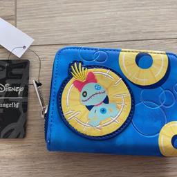 biete hier meine Loungefly Lilo & Stitch Scrumb Disney Geldbörse/Portemonnaie in Blau an ❤️

Neu mit Etikett.

Der NP lag bei 40 Euro.

4 Kartenfächer

1 Passbildfach

1 Seitenfach

Privatkauf: keine Garantie oder Rücknahme