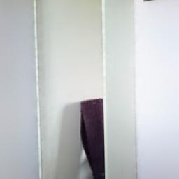 Schuhschrank mit integriertem Spiegel weiß 

190 cm hoch 47 cm breit 28,5 cm tief 

Selbstabbau und Selbstabholung in 4710 Grieskirchen