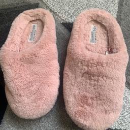 Ladies slippers Size 5-6