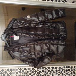 Lässige Jacke von Moncler fast neu mit Kapuze und Fell zu verkaufen.