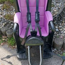Kinder-Fahrradsitz mit wendbarer Sitzauflage von Römer.
2 Adapter für Mamas- und Papas Rad.
Lila/Blau
die blaue Seite hat leider ein kleines Loch - die
Verwendung ist dadurch aber nicht eingeschränkt.