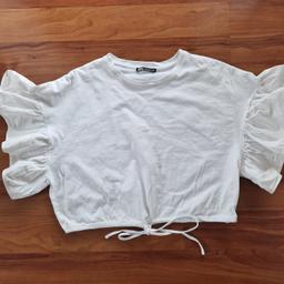 Süsses cropped T_Shirt mit besonderen Ärmeln und einer Kordel zum enger oder weiter machen. Das TShirt von Zara in der Größe M / 40 ist in einem schönen Zustand. Tierfreier Nichtraucher Haushalt.