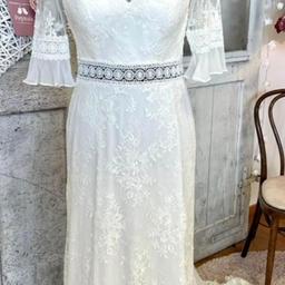 Boho Kleid mit Wimpernspitze und vielen schönen Details. Farbe Ivory, sehr hochwertig verarbeitet.