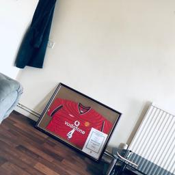 2001-2002 Season
Original frame from 23 years ago
Frame hasn’t been replaced
XL Shirt
Signature is on the Number ( Shown in pic )
COA signed by Wendy Rennison
Won at a Charity event. Given as gift 🎁

Been in storage and wanting offers as I’m a Manchester United fan but someone else might want this more than me.

Not in a rush to sell so no silly offers 🤝
Thanks for viewing :)