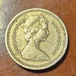 Verkaufe hier ein sammlerstück one pound Münze Elizabeth 2 von 1983 
Diese Münze besteht aus einer Legierung aus Kupfer, Zink und Metall 
Macht mir ein Preis Vorschlag