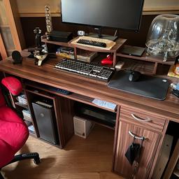 Large office/computer desk in excellent condition. I’ve not owned it for long so it is like new 
No stupid offers 
Collection only