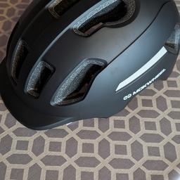 Mokwheel Helm mit integriertem Rücklicht. Kopfumfang verstellbar von 58cm bis 62cm. Reflektoren an der Seite und hinten. Neu und unbenutzt. Herstellerpreis ist 60€