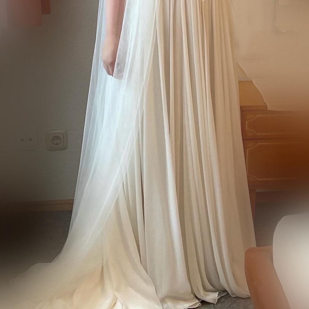 Wunderschönes romantisches Hochzeitskleid mit Schleppe
und langem Schleier
Größe 38
Gekauft 2020 bei Lunardi in 6850 Dornbirn

UNGETRAGEN!
Neupreis mit Schleier 2000€