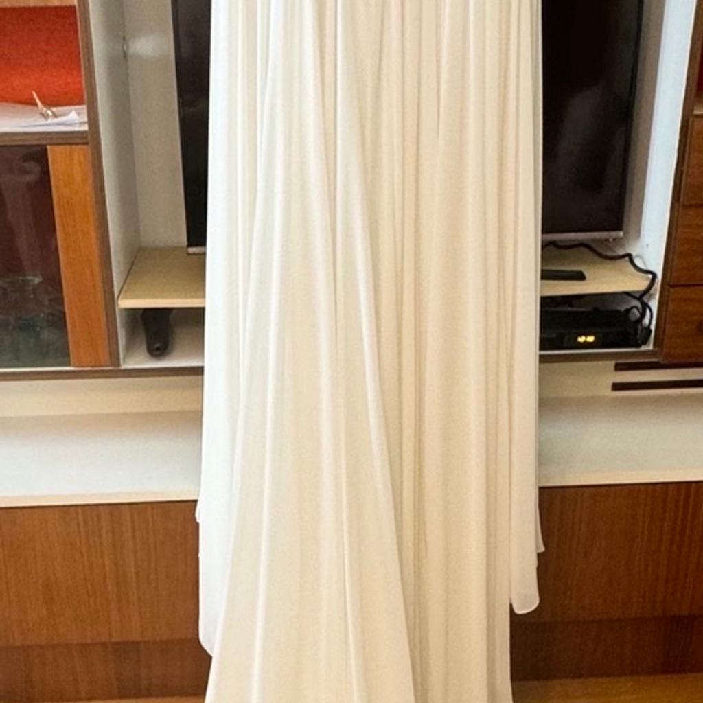 Wunderschönes romantisches Hochzeitskleid mit Schleppe
und langem Schleier
Größe 38
Gekauft 2020 bei Lunardi in 6850 Dornbirn

UNGETRAGEN!
Neupreis mit Schleier 2000€
