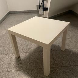 Ein gut erhaltener Tisch von IKEA für Kinder in weiß. An zwei Ecken hat er leichte Platz stellen. Kann man aber beheben. Sonst ist der Tisch noch brauchbar. Wollte ihn nicht weg werfen, daher verschenke ich ihn. Nur Selbstabholer