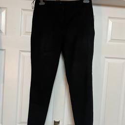 Size 10R black trousers from Next, still In lovely condition.

Having a big clear out so check out my other items for discounted postage