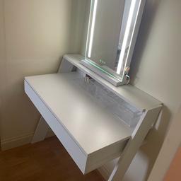Lovely dressing table or desk
Mirror is not included
Very good condition