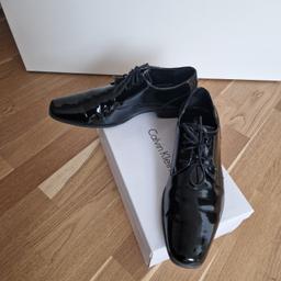 Verkaufe neuwertige Herren Leder Smoking Schuhe von Calvin Klein in schwarz
Original Schuhschachtel inkl, die Schuhe wurden sehr sorgfältig gereinigt
Versandkosten 7€

-Einmalig getragene Herren Smoking Schuhe im perfekten Zustand, keinerlei Kratzer (an einem Konzertauftritt)
-Es handelt sich um sehr elegante und hochwertige Schuhe der Linie Brodie Patent (Tuxedo Schuhe)
-Sie können auch ideal als Bräutigam oder Gast zu einer Hochzeit getragen werden 

Größe: 43,5
Farbe: schwarz glänzend
Material: Schwarzes Lackleder
Sohle: Solides Gummi
Stil: Oxford
Dünne Gummisohle
Absatzhöhe: 2,6cm
Einfarbige Nähte in schwarz
Schlanke Silhouette
Fütterungsdicke: Kalt gefüttert
Neupreis lag bei 190€

Wir sind ein tierfreier Nicht-Raucher Haushalt