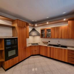 Cucina legno in ottime condizioni. elettrodomestici Bosch. Dimensioni 225x200

ritiro in zona 