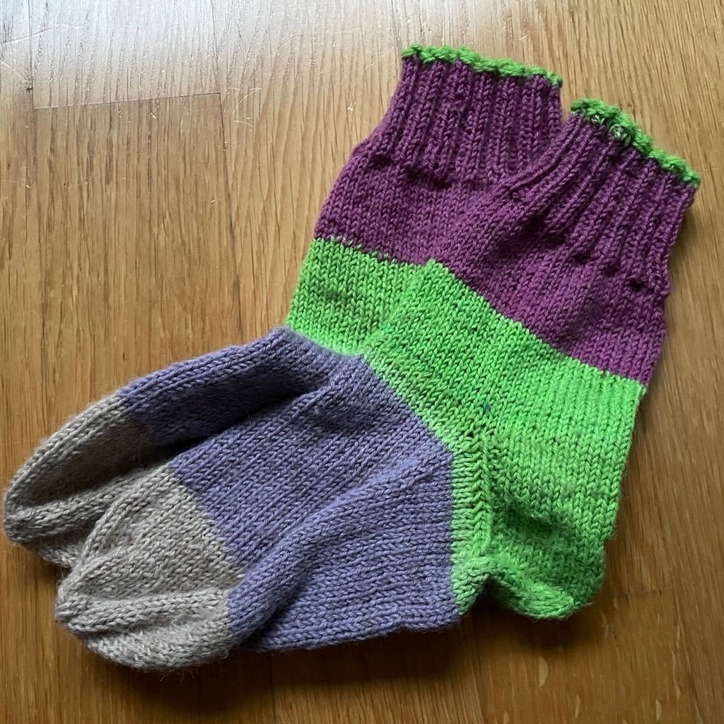 Handgestrickte (nicht von mir) Socken, eher breiter, Mädels oder unisex, für Sohlenlänge ca 19cm Tippe auf 29-31
Versand in AUT € 3