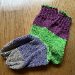 Handgestrickte (nicht von mir) Socken, eher breiter, Mädels oder unisex, für Sohlenlänge ca 19cm Tippe auf 29-31 
Versand in AUT € 3