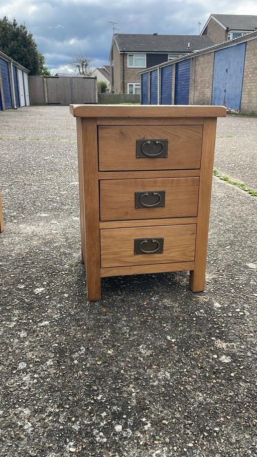 Buy & Sell Essex Uttlesford - Photos for solid oak bed side chest of drawers