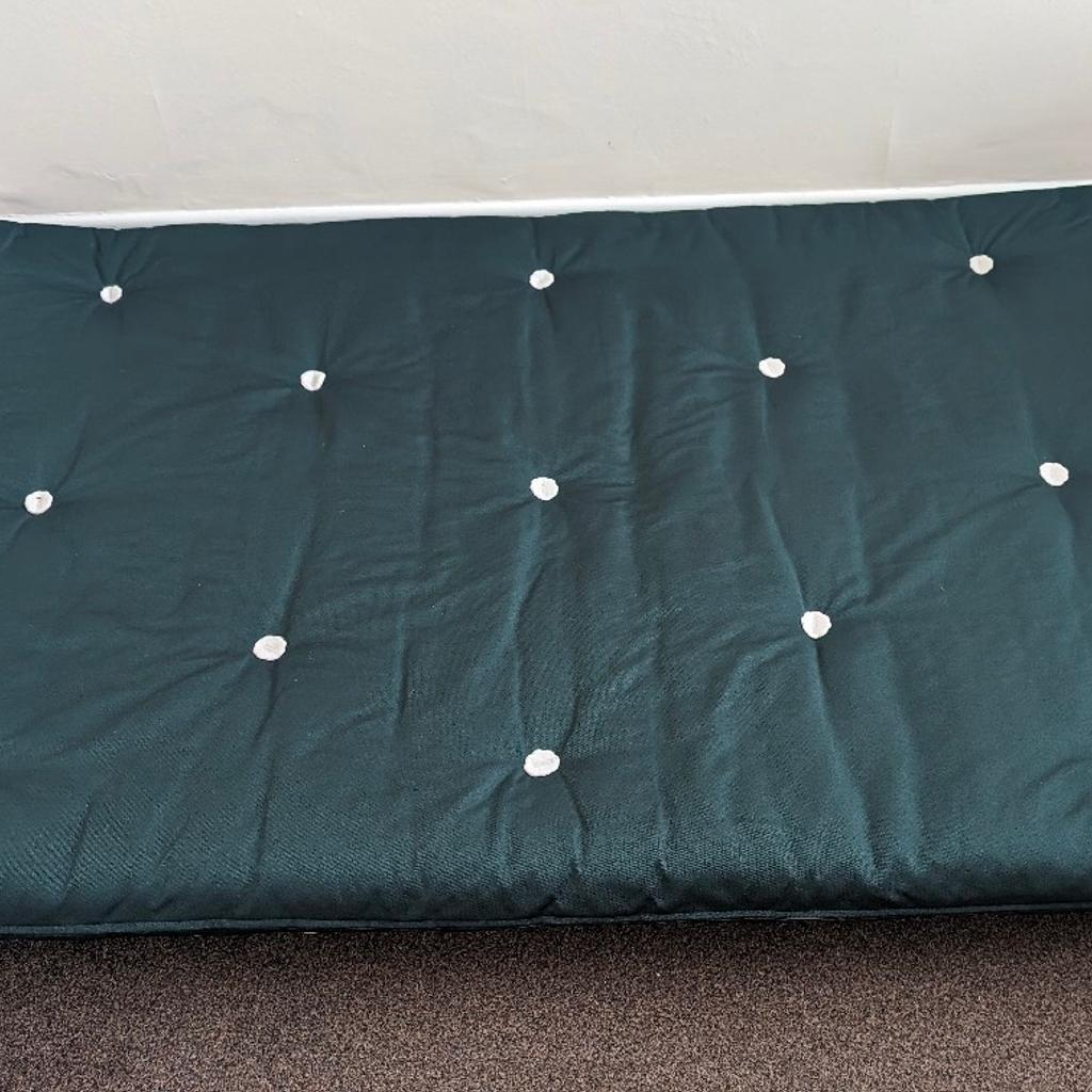L:185cm x W:137cm x D:12.5cm
Great as a guest bed or couch
Double bed size
Cotton mattress