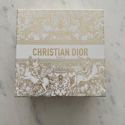 Verkaufe originale Christian Dior Verpackung.

• alle 4 Seiten ca. 21 cm lang, höhe: 10cm

Privatverkauf