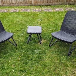 Low level two seater set with table
Size 75x75.5x38 cm
Perfect for patios, gardens, balconies or sun rooms.