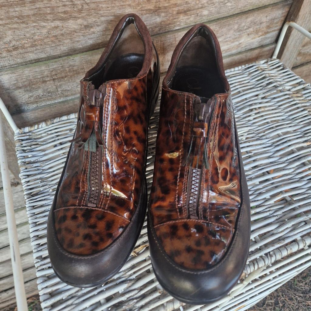 Cole Haan × Nike Air shoes. High shine tortoiseshell print waterproof foot with brown padded suede heel and darker brown leather trim. Dark brown hard plastic wedge with air bubble. Zip up front with tassel pull. Weaved effect grip rubber sole.
There are some light signs of wear. On the inside ankle, some of the faux leather had peeled off.
Size 8½ US size translates to a UK 6.
These are a big 6. More a size 6½.