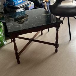 Verkauft wird ein Wohnzimmer Lounge Tisch Gestell ist aus Holz mit einer wunderschönen Marmorplatte