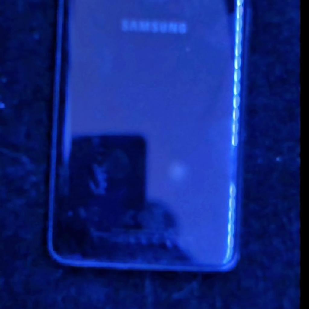 phone is in good condition, small crack on the blue line in one of the pictures, but it doesn't affect the use.
selling because of an upgrade.
it comes with a charger lead and plug.
will be factory reset for buyer.
ONO