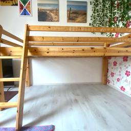 Zu verkaufen ein Holzhochbett mit verstellbarem Lattenrost

Lattenrost (90x200cm)
Maße Bett (LxBxH: 214x100x114cm)

Bett ist stabil und in gutem Zustand
Bett wird vorher abgebaut