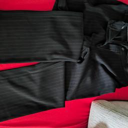 verkaufe hier einen Damen Gehrock (länger Blazer)-Hosenanzug  gr  44 schwarz mit Nadelstreifen rot Versand möglich bei Übernahme der Kosten