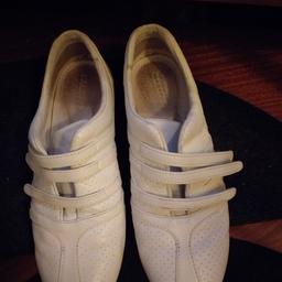 Lacoste Schuhe, weiß, 
jeweils 3 Klettverschlüsse, 
guter Zustand, bequem, Gr. 39,5